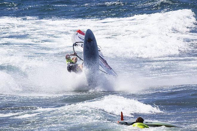 Matt Pearch avoids collision - 2009 Gran Canaria PWA Grand Slam - Day 4 <br />
 ©  John Carter / PWA http://www.pwaworldtour.com
